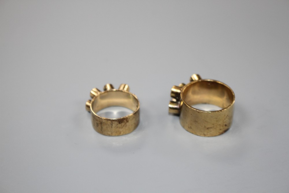 Two 1960s modernist 9ct gold dress rings, both decorated with raised cylindrical motifs, maker JB, London, 1968, sizes O and S.